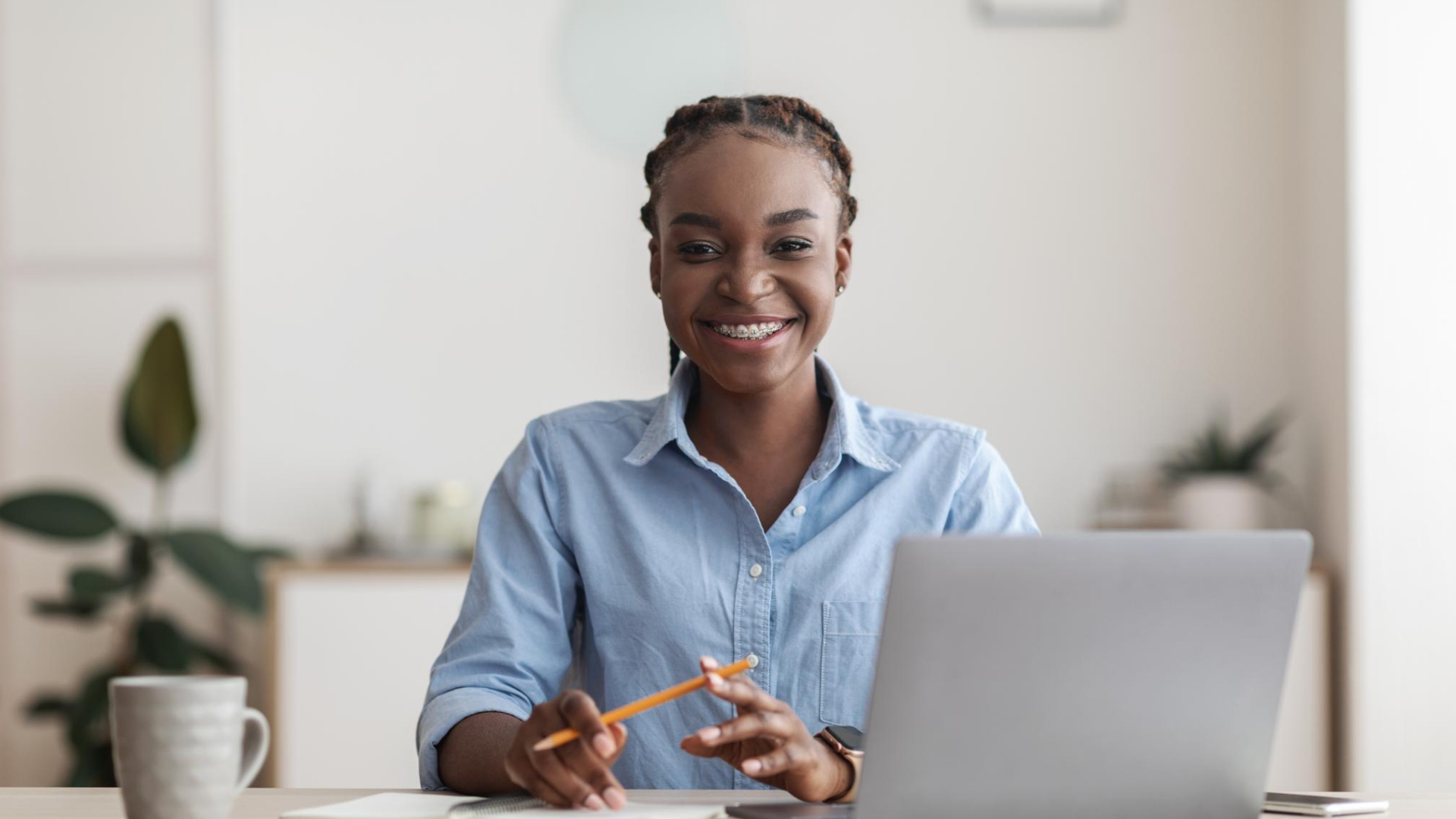 bureau fille qui travaille